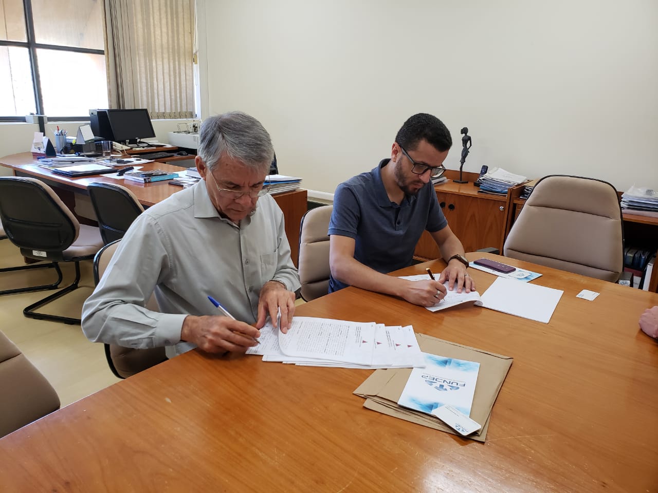 Presidente da Câmara de Timóteo assina contrato com banca examinadora de concurso
